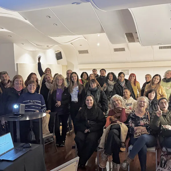Grupo de emprendedores al finalizar un curso presencial de redes sociales