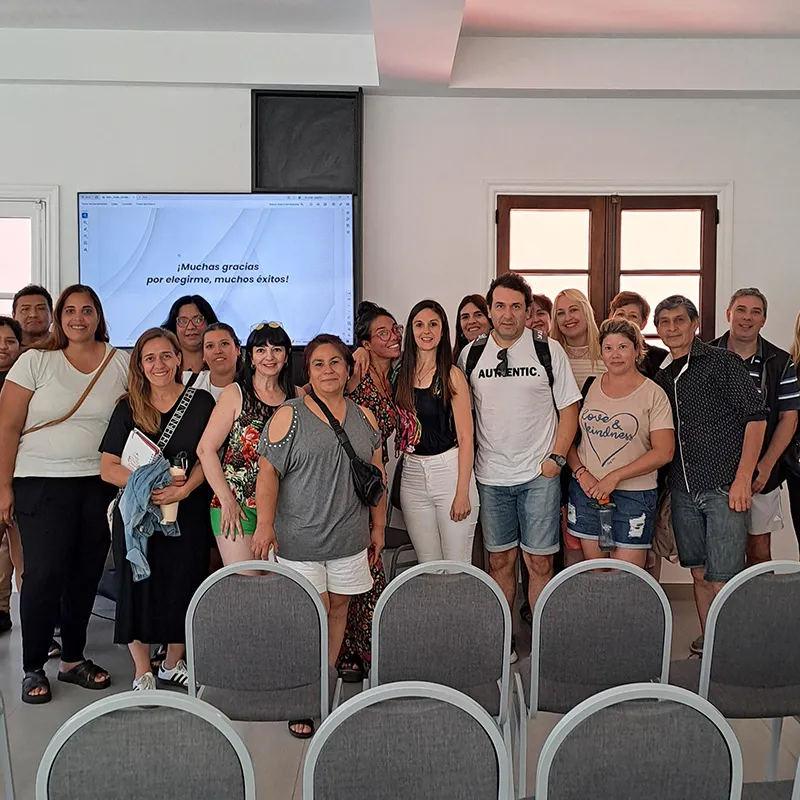 Grupo posando feliz al finalizar el taller presencial de redes sociales