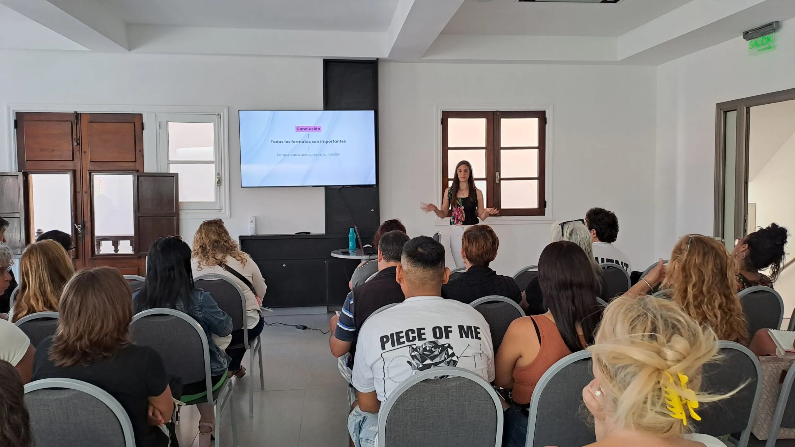 Eva Tarquinus dando una capacitación de redes sociales a una institución