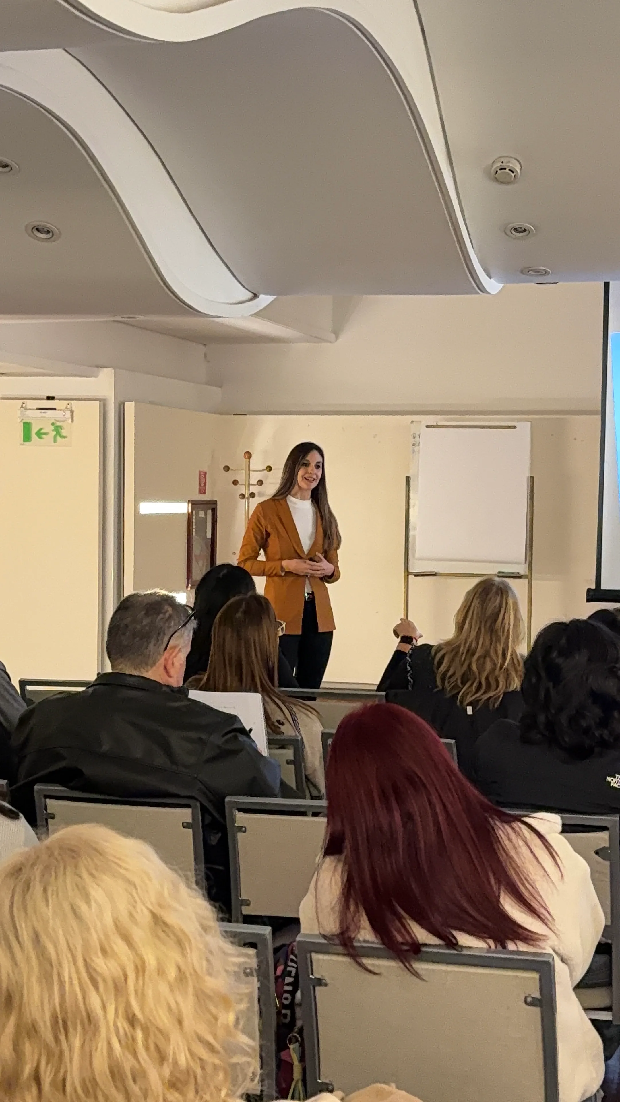 Eva Tarquinus dando un taller presencial de redes sociales con gente aprendiendo